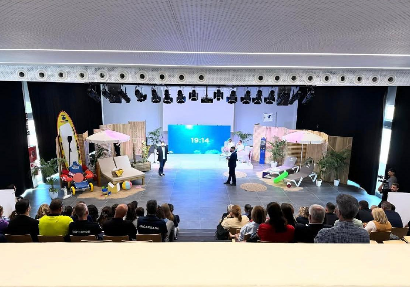 Pantallas LED de alta resolución integradas en congresos y presentaciones corporativas.