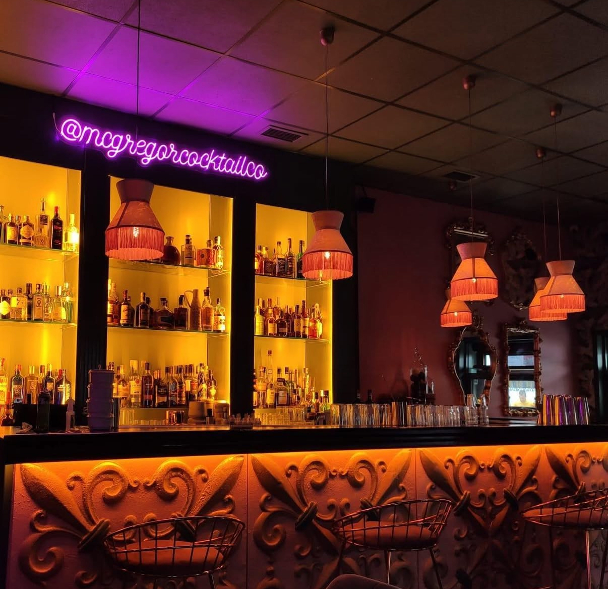 Iluminación decorativa LED para bar y espacio gastronómico premium en Galicia