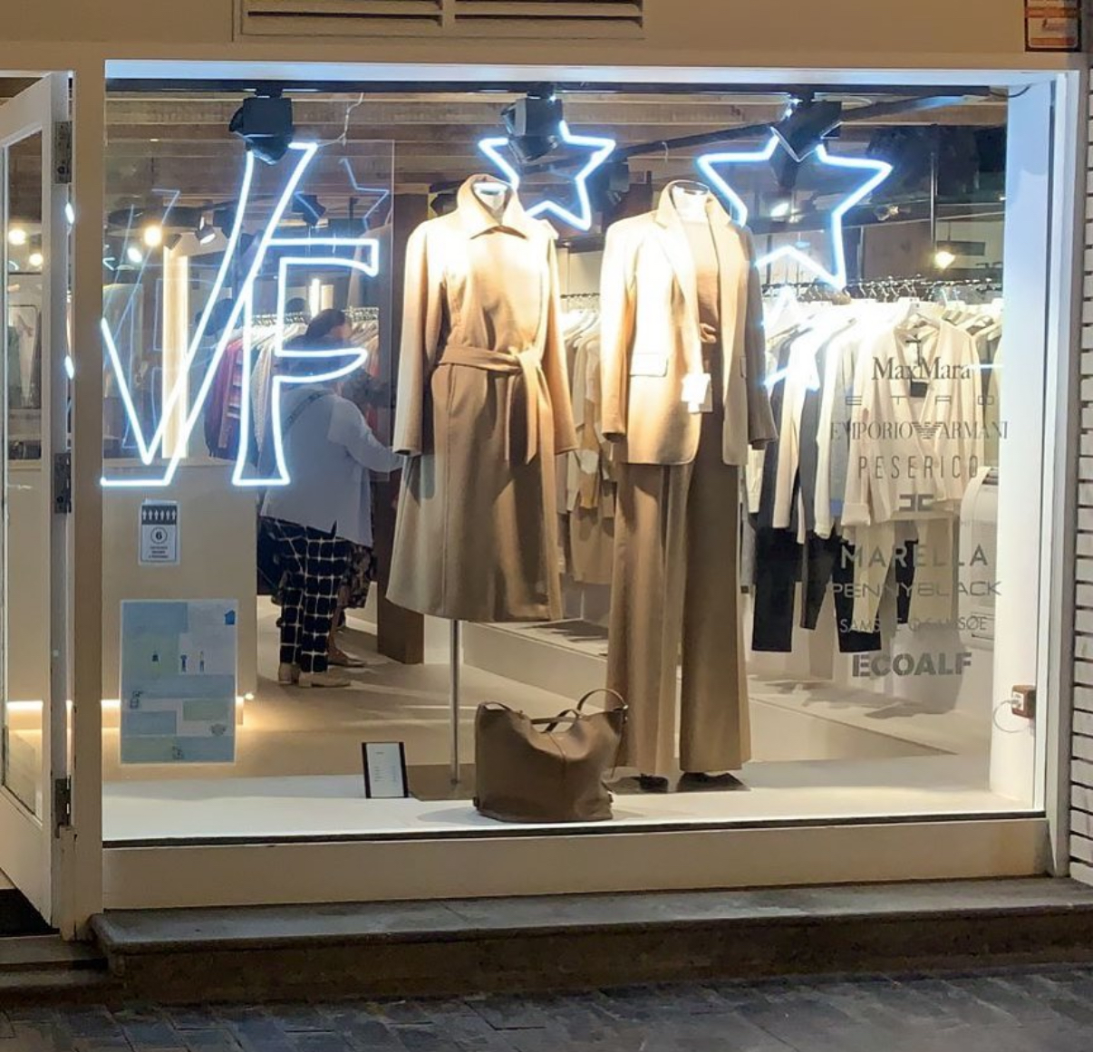 Instalación de iluminación LED decorativa en local comercial en Galicia